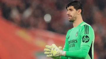 لقطة أخلاقية.. تصرف كورتوا تجاه حارس بنفيكا يتصدر المشهد بعد الهدف التاريخي